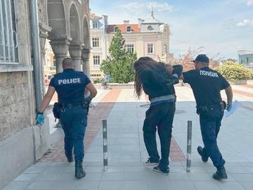 Мъж нападна 77-годишна жена заради забележка, шуменец го задържа до пристигането на полицията