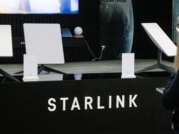 Сателитите на Starlink започнаха да падат на Земята, опасни ли са