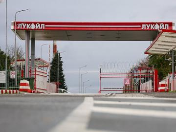 Вашингтон отложи част от санкциите за "Лукойл"