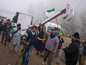 Полицията е използвала сълзотворен газ срещу протестен поход към Делхи на индийските фермери