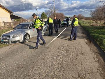 Полицаи от два града гониха водач без книжка и с чужди номера, спряха го с шипове