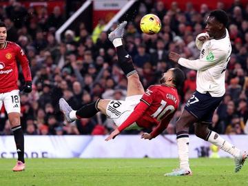 Юнайтед сервира нова домакинска издънка на феновете си и бе освиркан