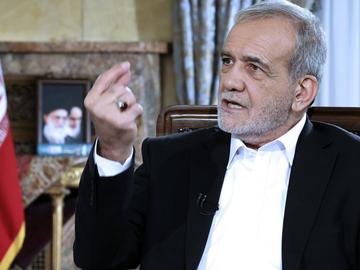 Гняв и остри критики в Иран, "нападнаха" президента Пезешкиан заради извинително видео