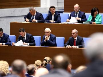 Под заплаха за окупация НС прие на първо четене първия бюджет в евро