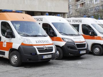 Шофьор с лек автомобил се удари в спрял камион на пътя Смядово – Веселиново