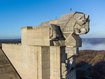 Осветяват Паметника и Театъра в лилаво за Деня на недоносените деца