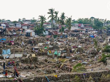 Жертвите на тайфуна "Калмаеги" се удвоиха за ден, а нова стихия идва към Филипините