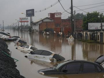 Броят на жертвите от потопа в Бразилия расте стремглаво - вече са 136