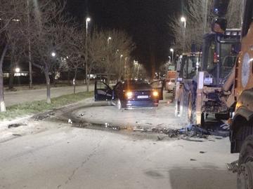 Пиян с БМВ се заби в багер на бул. „Симеон Велики“