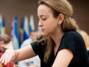 Стефанова ще играе тайбрек, а Салимова отпадна от Световната купа в шахмата