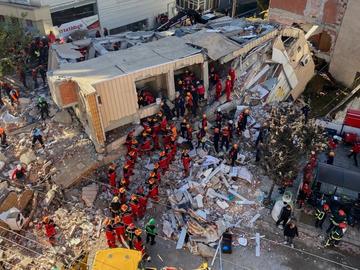 Откриха телата на две деца под руините на рухналата 7-етажна сграда в Турция