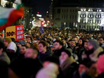 Протест за машинния вот пред празния парламент затвори Ларгото, но за кратко