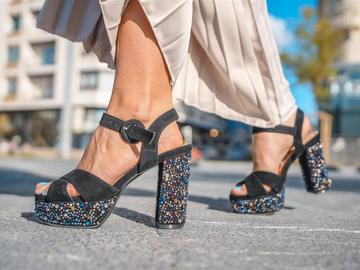 Дамски сандали на платформа - как да добавим доза шик към лятната си визия