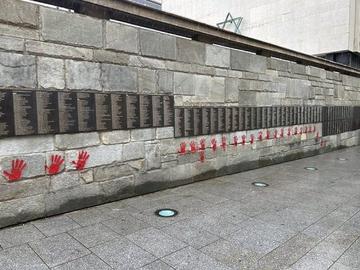 АФП: Четирима българи са съдени от днес в Париж заради вандализиране на Мемориала на Холокоста