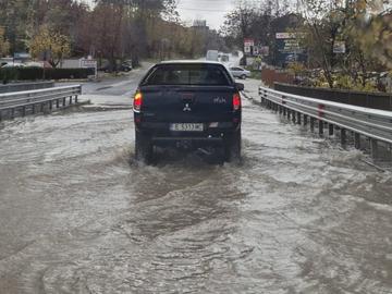 Сандански и Петрич под вода след проливни валежи, реката Лешница преля (видео)