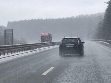 АПИ: Мокри и частично заледени настилки, но проходими при зимни условия