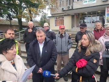 Кметът Христов сред жители на Велино, Снимка: Пресцентър на Община Шумен