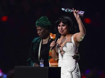 Британската певица Рей спечели рекорден брой награди БРИТ