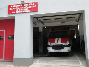 3 трактора и бус изгоряха в стопански двор в Нови пазар