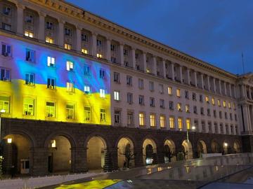 Украинският флаг освети МС и НС. ПП-ДБ, Гюров, Терзиев и министри на митинг с Олеся Илашчук