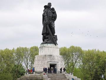 Паметниците на Червената армия извън Русия падат, в Берлин започна дебат