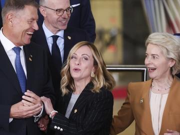 Румънският президент Йоханис изненадващ кандидат за шеф на НАТО