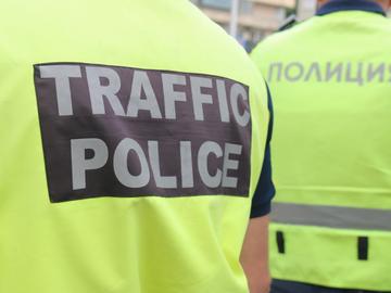 Моторист се заби в насрещно движеща се кола край Близнаци