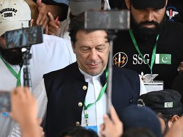 Бившият пакистански премиер Имран Хан и съпругата му бяха осъдени на по 17 години затвор по корупционно дело