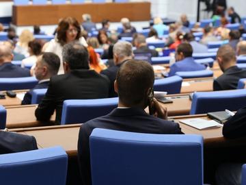 Какви заплати взеха депутатите от януари насам и колко неизвинени отсъствия натрупаха