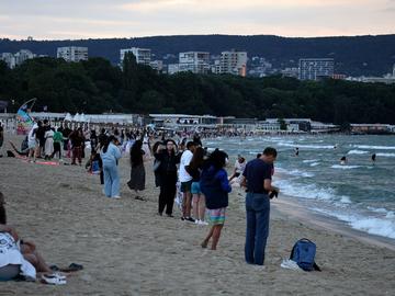Хиляди посрещнаха изгрева в първия юлски ден на брега на морето