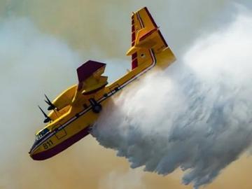 Самолет за гасене на пожари заля погрешка с тонове вода хотел с туристи в Ситония