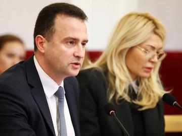 Скандали и искания за оставки на свикано за бюджета заседание на енергийната комисия