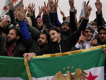 Сирийците празнуват една година от свалянето на Башар Асад