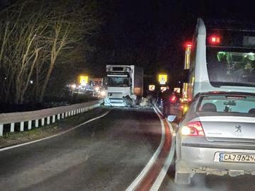 Челен удар между тир и кола взе две жертви и затвори Хаинбоаз