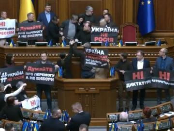 Привърженици на Порошенко нахлуха във Върховната Рада след санкциите срещу него
