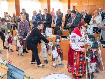 Коледари посетиха Общината, Съдебната палата и Пожарната в Шумен