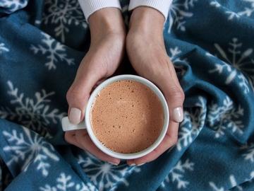 Каква е разликата между какао и горещ шоколад и защо една лъжичка на ден е по-добра от кафето