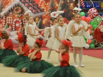 Магията на Коледа оживя в съчетанията на гимнастички от Шумен и Търговище