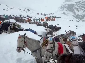 Хеликоптер се разби на Еверест в опит да спаси блокирани туристи