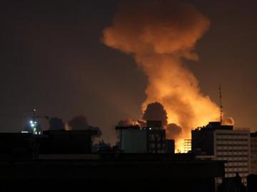 Израел започна широкомащабна вълна от удари срещу инфраструктурата в Иран