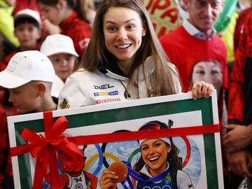 Бронзовата Лора стъпи на родна земя, десетки я посрещнаха с подаръци и овации