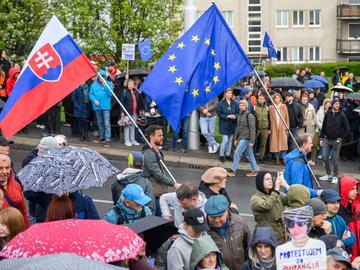 След падането на Орбан: Хиляди демонстранти срещу словашкия премиер Роберт Фицо