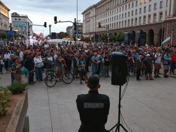 Нов протест срещу кабинета "Радев" блокира движението в Триъгълника на властта
