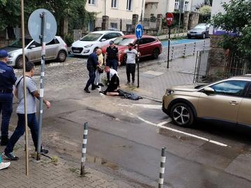 Подгонен крадец опита да отвлече кола с дете в нея в центъра на София, бащата го обезвреди