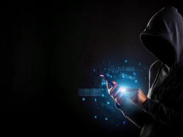 Заплахи и обиди към израелския министър на отбраната, след като хакери разпространиха номера му