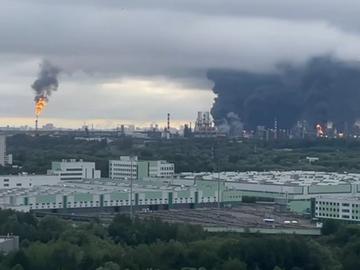 Пламъци и гъст пушек се издигат над Москва, Русия атакува Киев с ракети