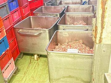 Предотвратиха преетикирането на 6 тона меса с изтекъл срок на годност