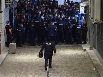 Живата верига около парламента остава, полицаите – с маски и шлемове, депутатите вътре - изнервени