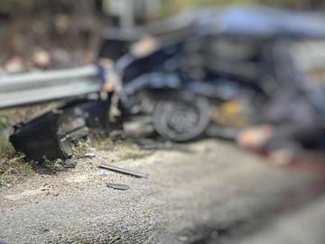 Двама загинаха при челен удар между кола и бус край лобното място на малката Сияна