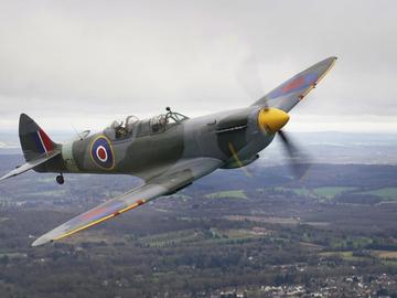 Пилот от британските ВВС се разби със "Спитфайър" при възпоменателна церемония
